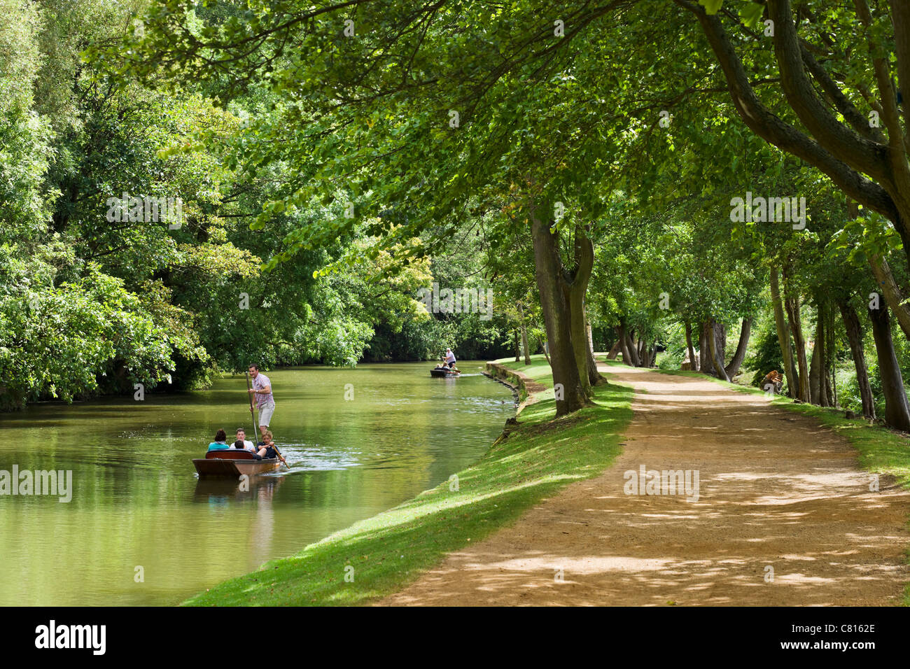 Punting sul fiume Cherwell vicino a Chiesa di Cristo Prato, Oxford, Oxfordshire, England, Regno Unito Foto Stock