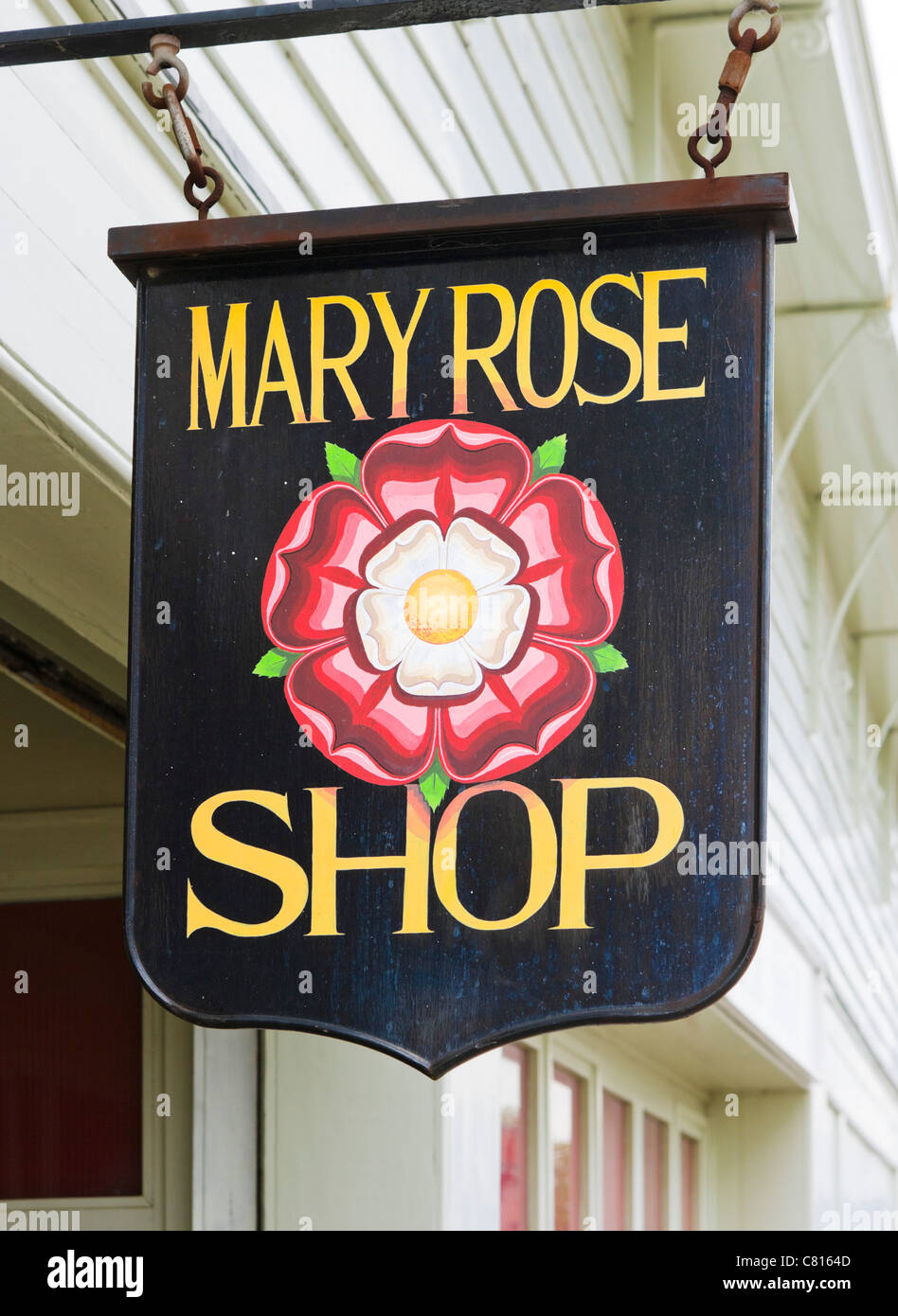 Segno peril Mary Rose museum shop in Portsmouth Historic Dockyard, Portsmouth, Hampshire, Inghilterra, Regno Unito Foto Stock