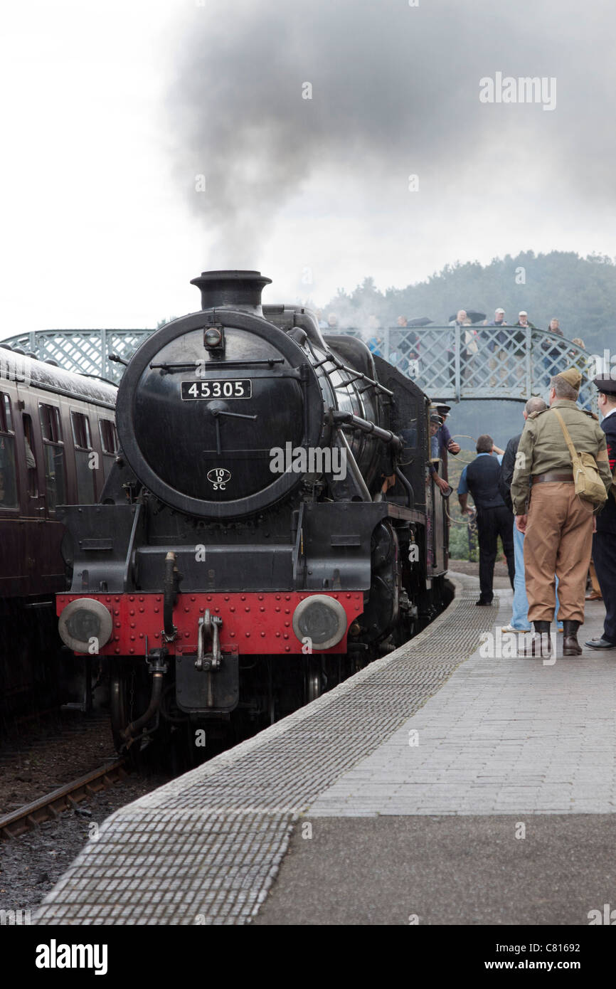 North Norfolk Railway - 1940's rievocazione 2011. Locomotiva a vapore LMS Stanier 5MT noto come il nero 5. Foto Stock
