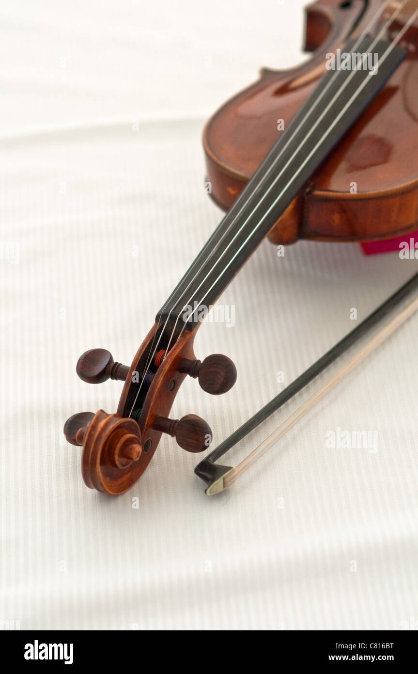 Un vecchio violino in legno close up Foto Stock