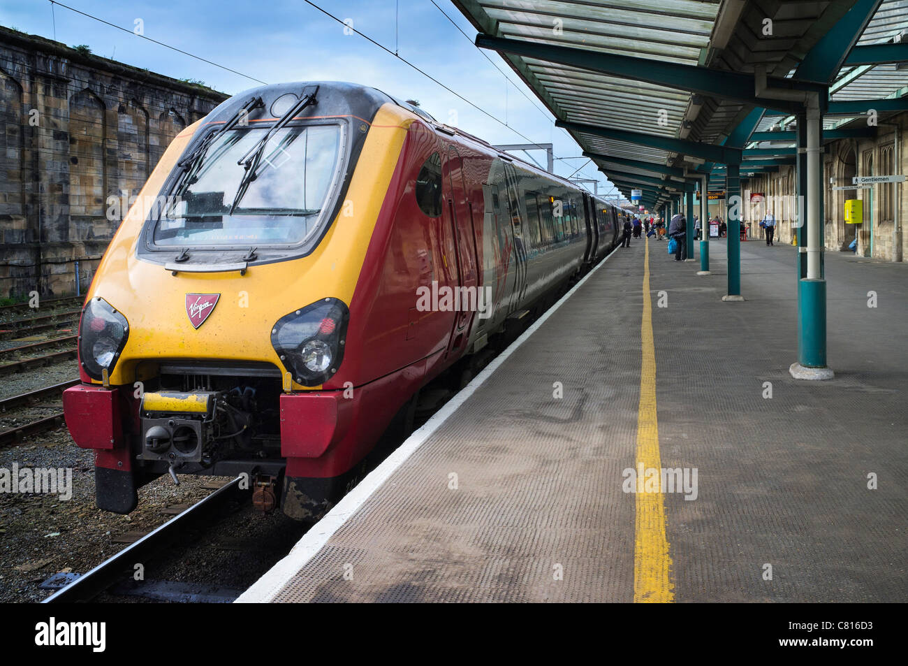 Vergine treno arrivando a Carlisle stazione ferroviaria Foto Stock