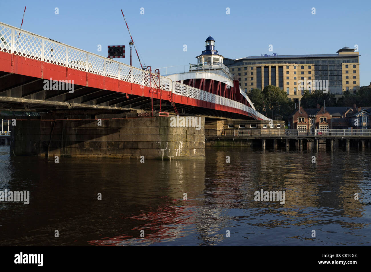 Newcastle Gateshead ponte girevole sul fiume Tyne Foto Stock