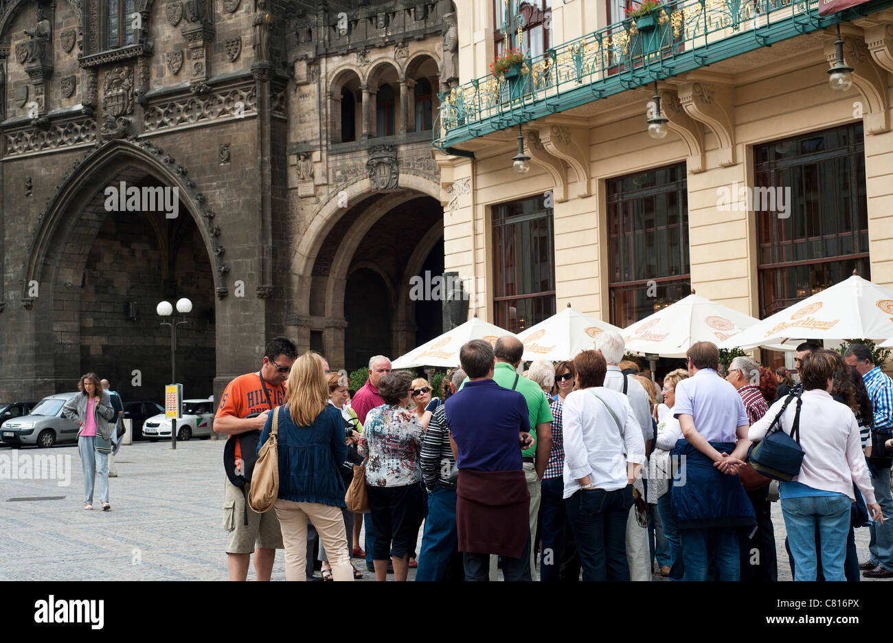 Agosto 2011 - Praga Repubblica Ceca - grande gruppo di turisti nella zona vecchia della città. Foto Stock