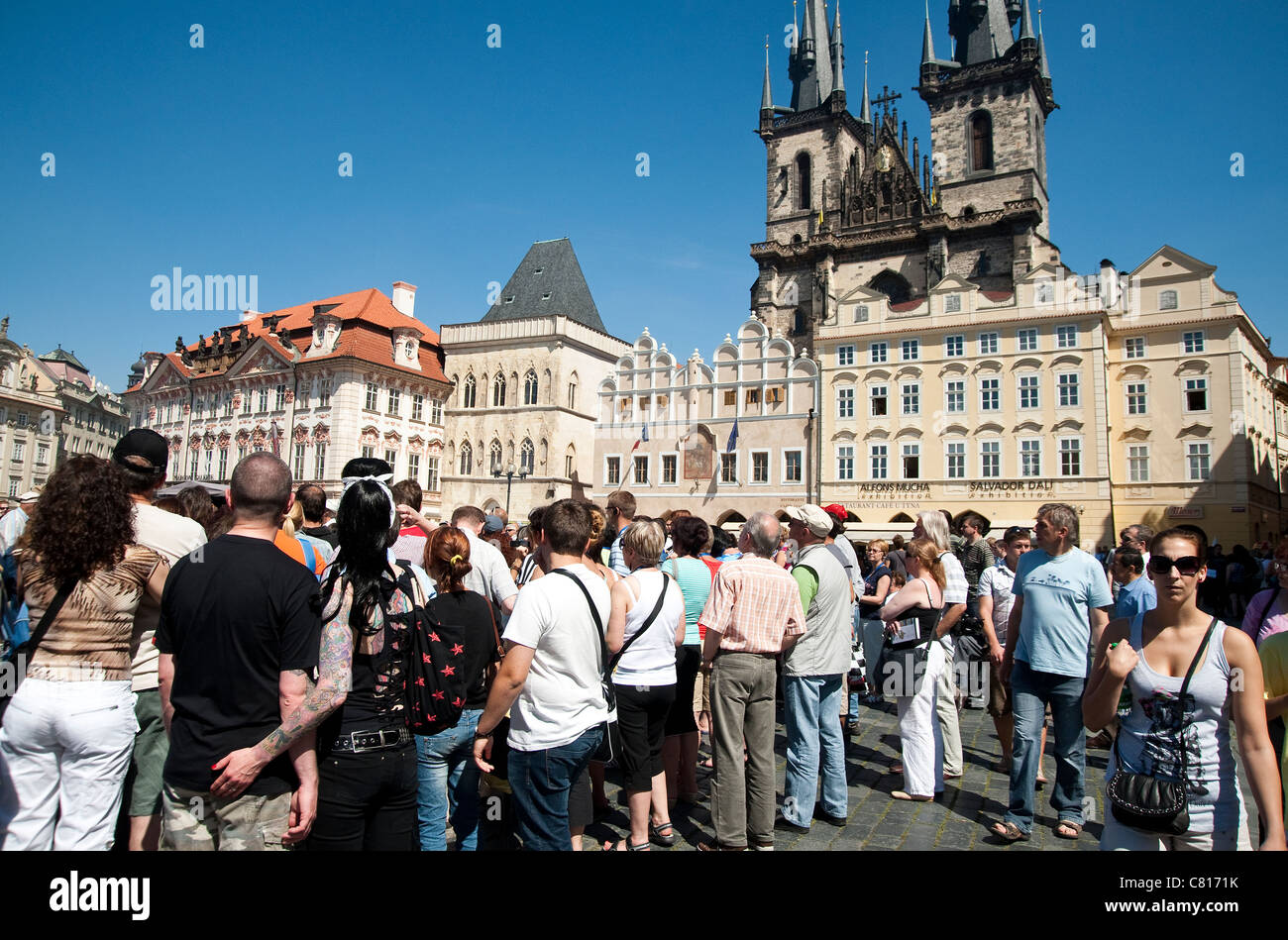 Agosto 2011 - Praga Repubblica Ceca - grande gruppo di turisti in Piazza della Città Vecchia. Foto Stock