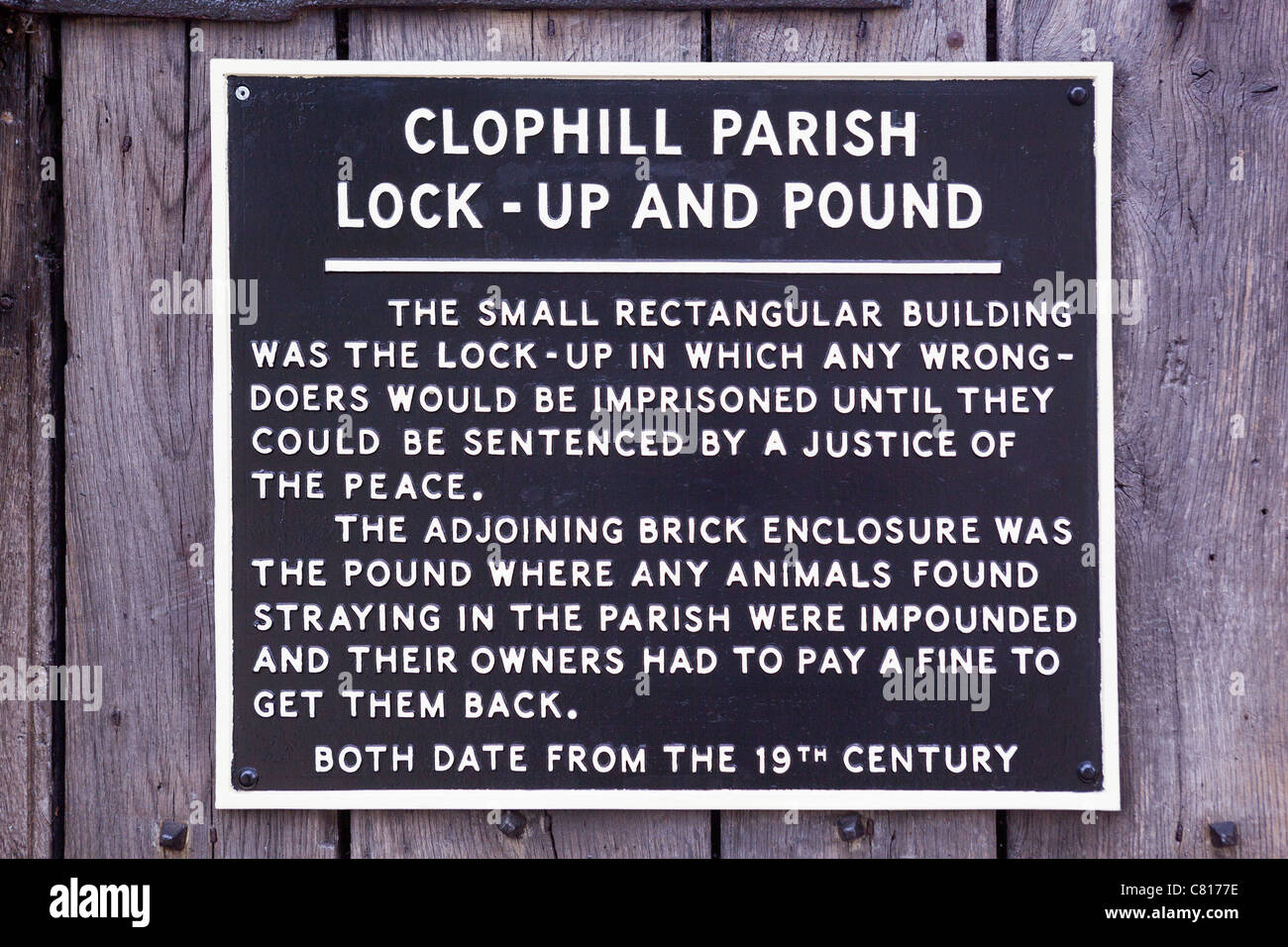 Segno sulla parrocchia Clophill Lock up e cancelletto a Clophill Foto Stock