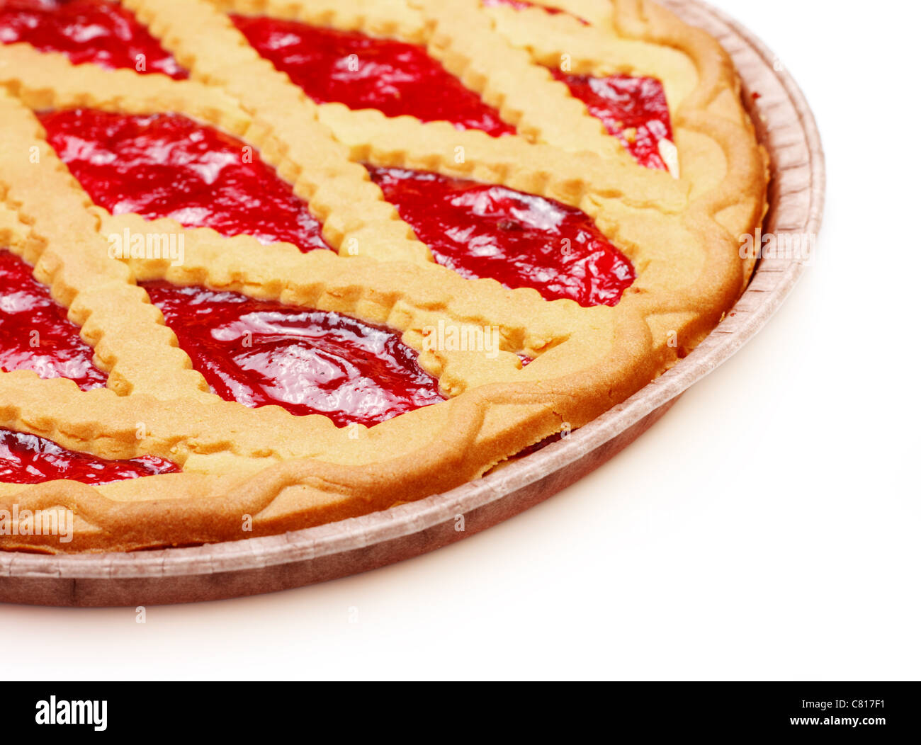 Torta con marmellata di ciliege isolato su bianco Foto Stock