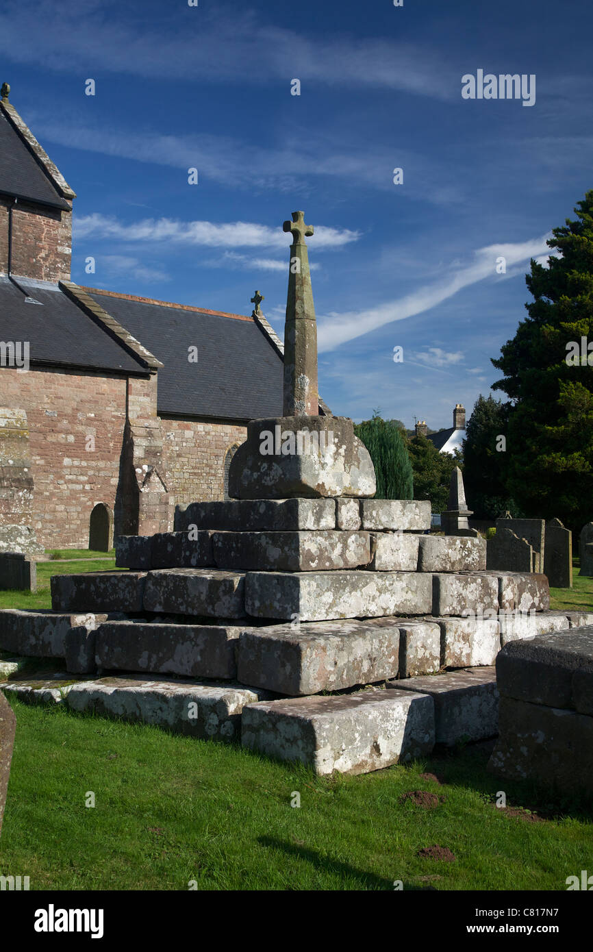 La predicazione croce, eventualmente risalente alla Anglo Sassone, periodo a St Nicholas' Chiesa, Trelleck, Monmouthshire, Wales, Regno Unito Foto Stock