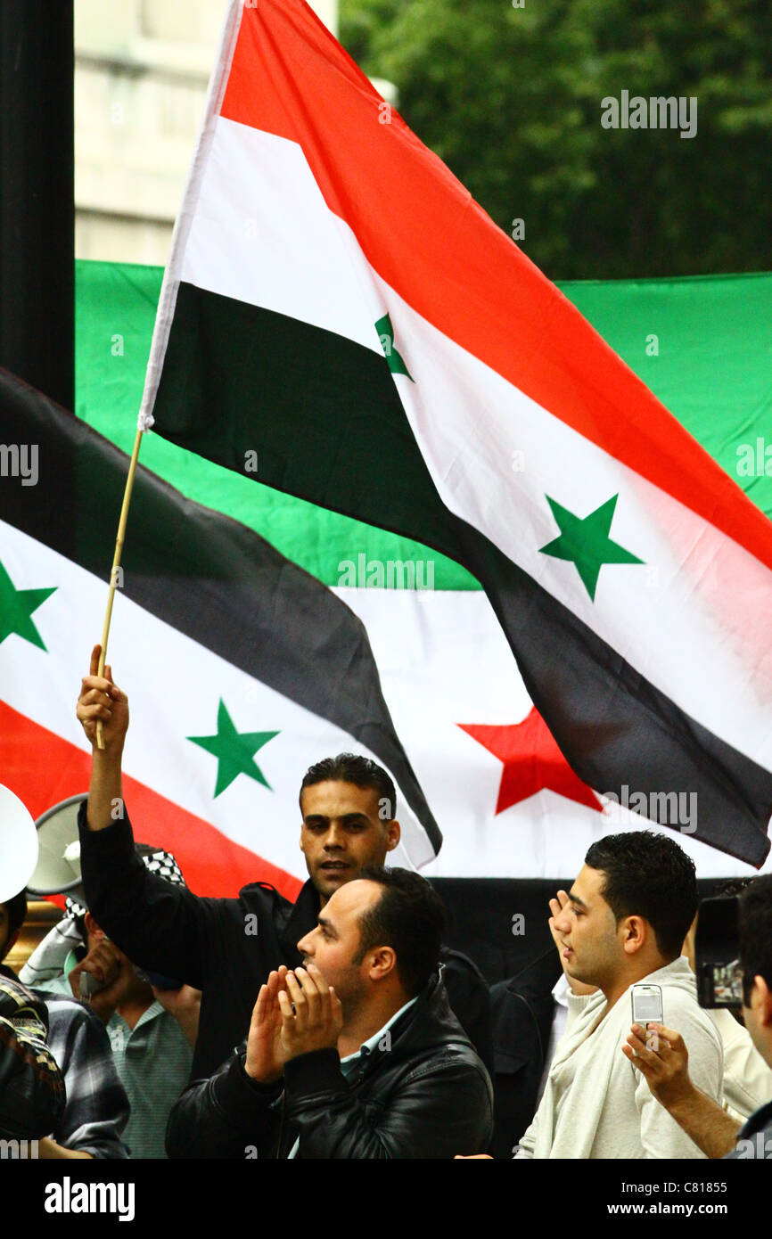 Manifestanti onda bandiere siriane di fronte a Downing Street, Londra, 2011. Foto Stock