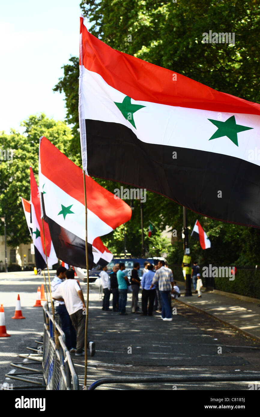 Manifestanti impostare flag siriano di fronte l'Ambasciata siriana a Londra, 2011. Foto Stock