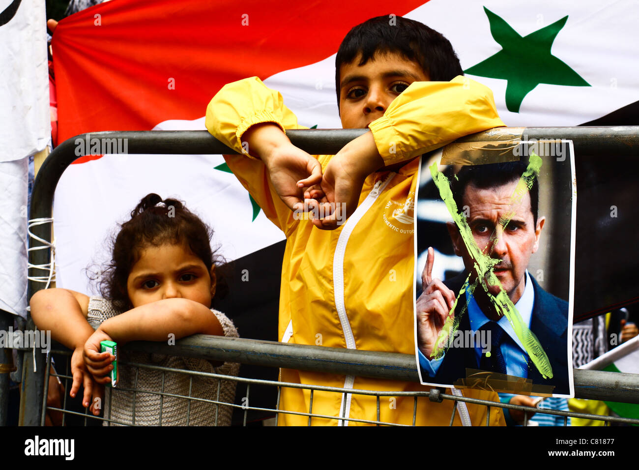 Due bambini a una manifestazione di protesta di fronte l'Ambasciata siriana a Londra, 2011. Foto Stock