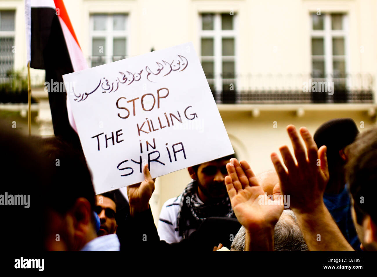 Manifestanti dimostrare di fronte l'Ambasciata siriana a Londra, 2011. Foto Stock