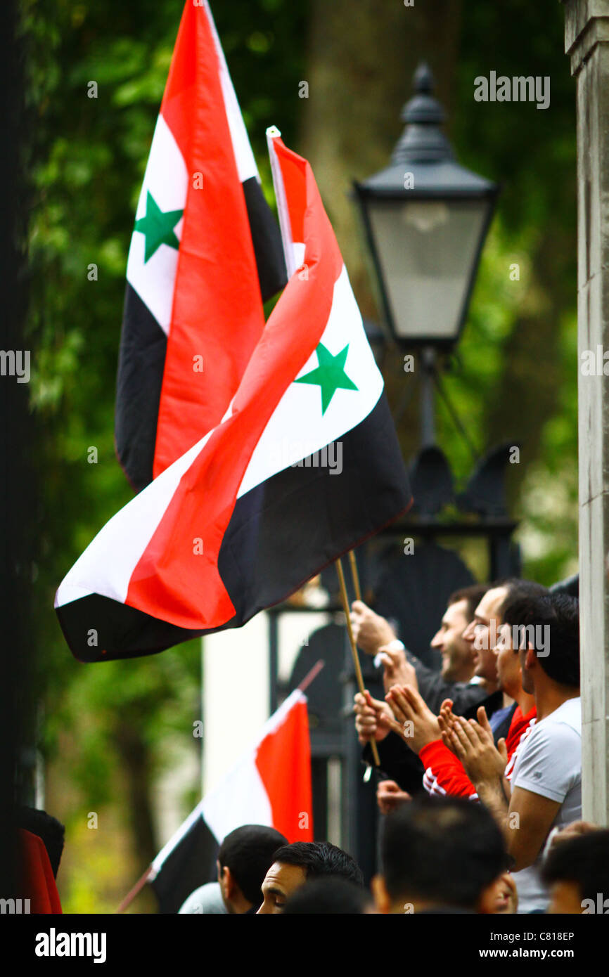 I dimostranti di manifestare contro il presidente siriano Bashar al-Assad al di fuori di Downing Street, Londra, 2011. Foto Stock