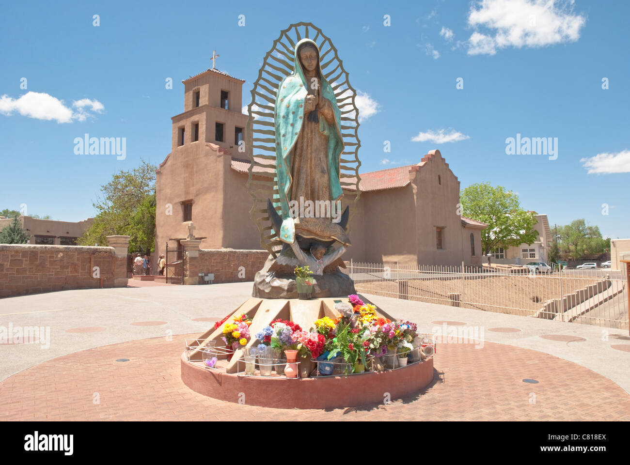 Nostra Signora di Guadalupe si trova all'esterno del Santuario de Guadalupe vecchia chiesa della Missione in Guadalupe Street a Santa Fe. Foto Stock