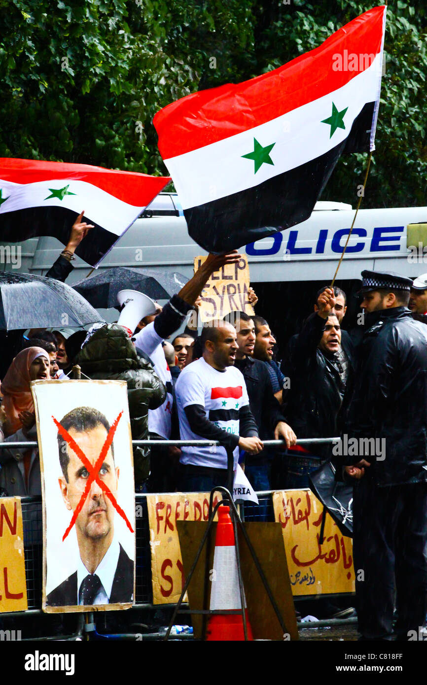Manifestanti dimostrare di fronte l'Ambasciata siriana a Londra, 2011. Foto Stock