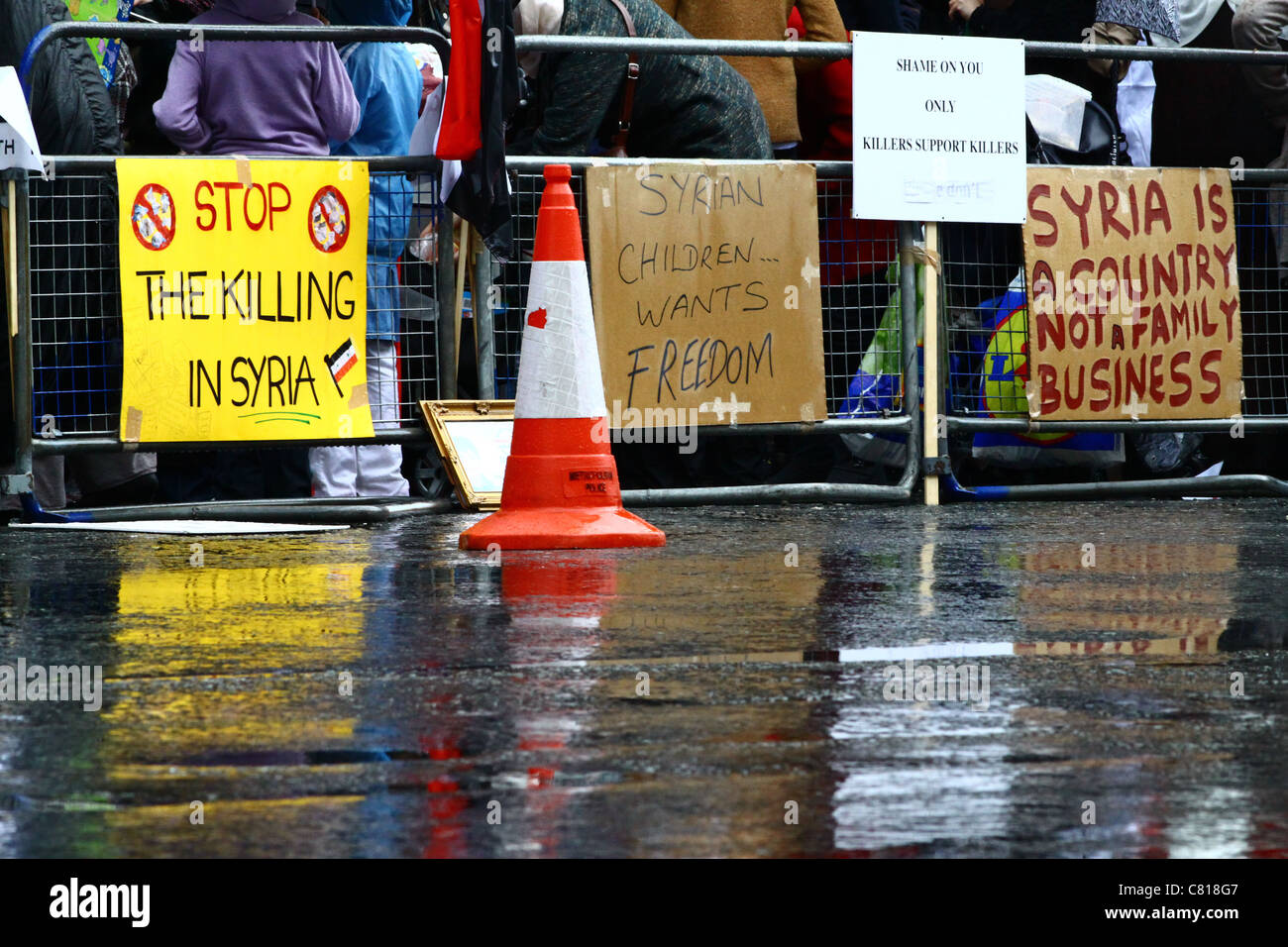 Segni di protesta di fronte l'Ambasciata siriana a Londra, 2011. Foto Stock