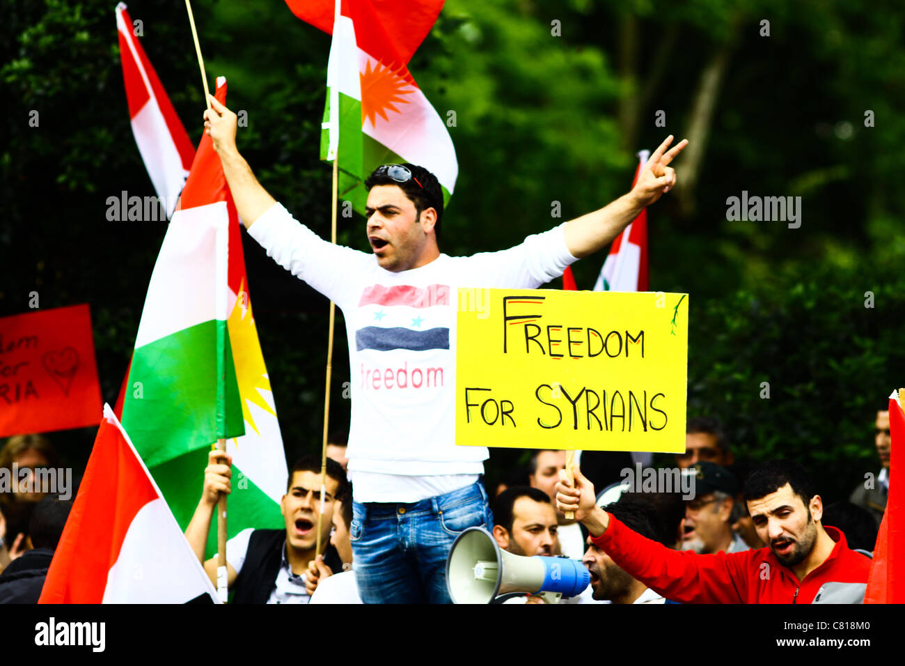 Manifestanti siriani dimostrare al di fuori dell'Ambasciata siriana a Londra, 2011. Foto Stock