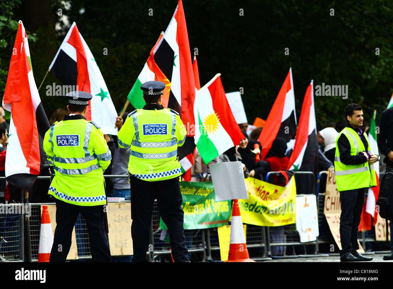Manifestanti siriani dimostrare al di fuori dell'Ambasciata siriana a Londra, 2011. Foto Stock