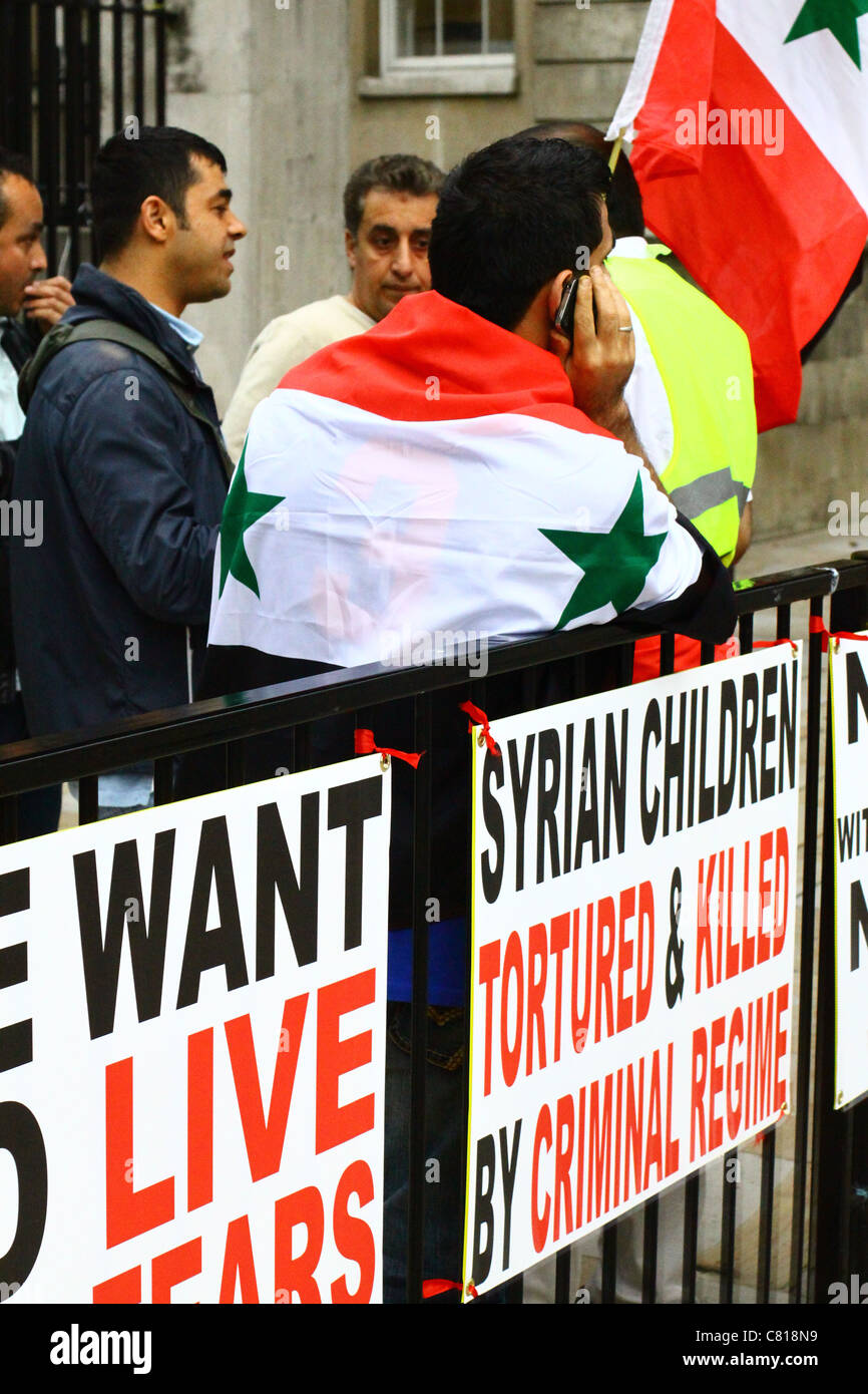 Manifestanti siriani dimostrare al di fuori di Downing Street a Londra, 2011. Foto Stock