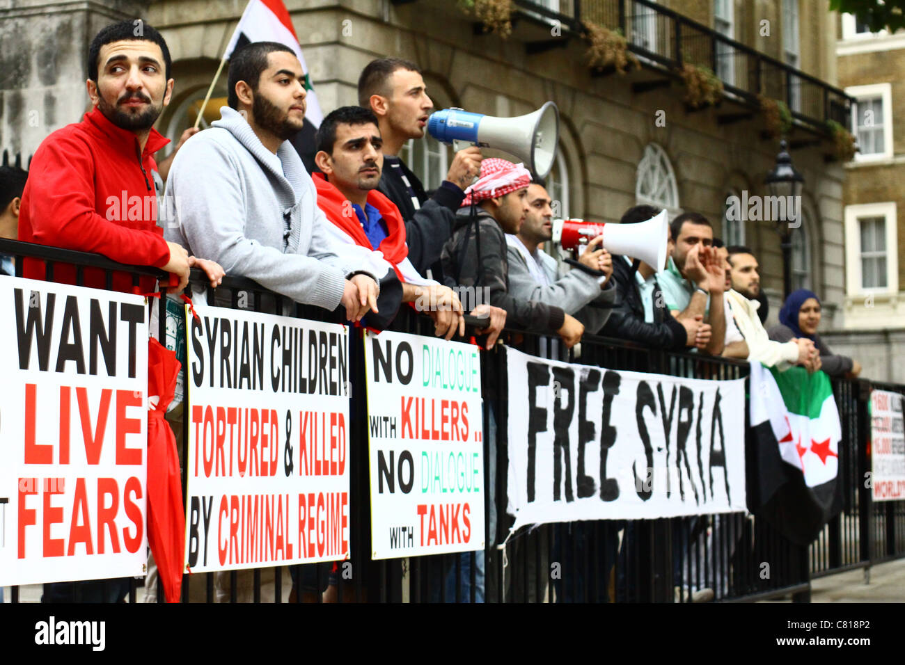 Manifestanti siriani dimostrare al di fuori di Downing Street a Londra, 2011. Foto Stock