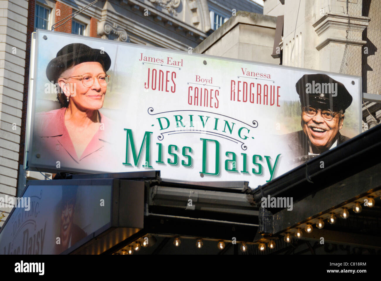 Un cartellone di promuovere il gioco la guida Miss Daisy al di fuori del Wyndham's Theatre, Londra, Inghilterra Foto Stock
