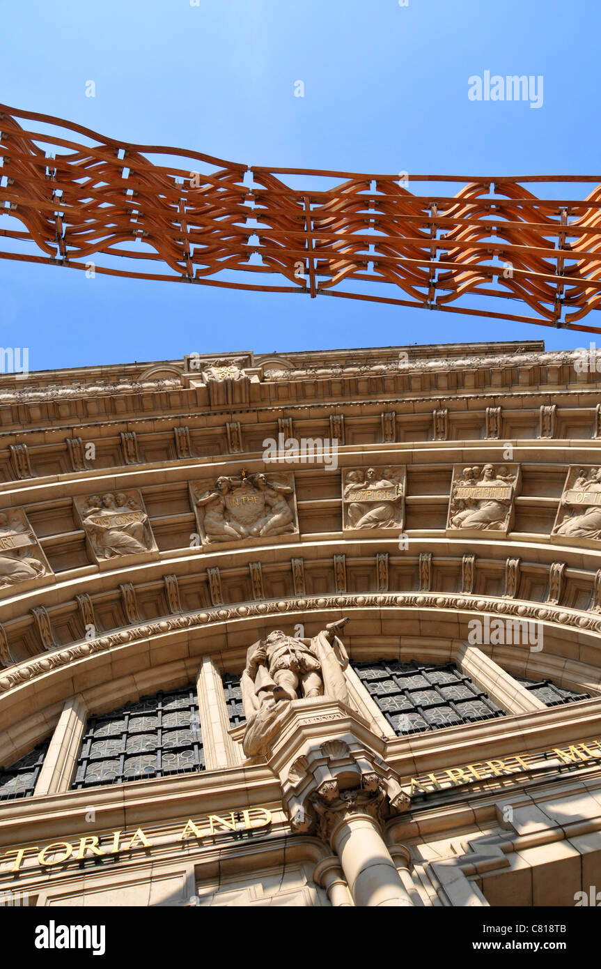 London Design Festival V&A entrata Amanda Levete Architects Quercia Rossa onda di legname Foto Stock London Design Festival V&A entrata Amanda Levete Architects Quercia Rossa onda di legname Foto Stock