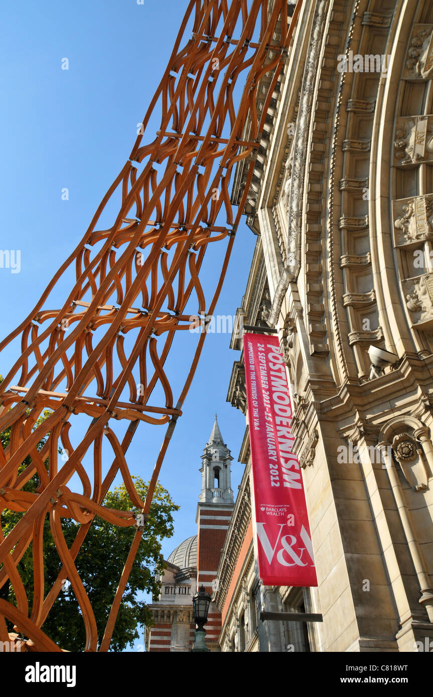 London Design Festival V&A entrata Amanda Levete Architects Quercia Rossa onda di legname Foto Stock