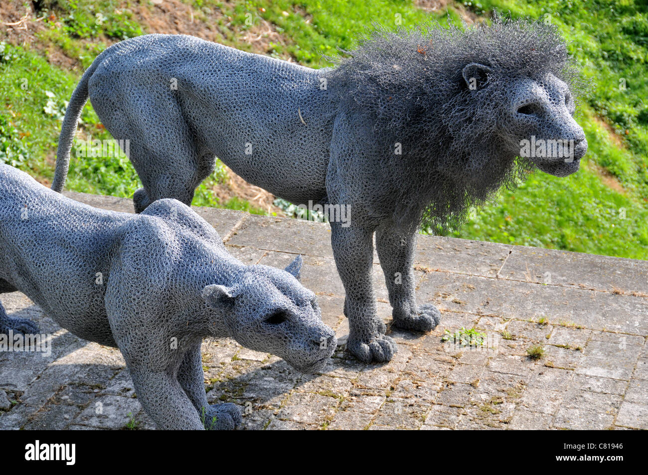 Maglia di filo Lions realizzato dall'artista Kendra fretta moderna scultura animale vicino a ruderi della Torre di Lion Foto Stock
