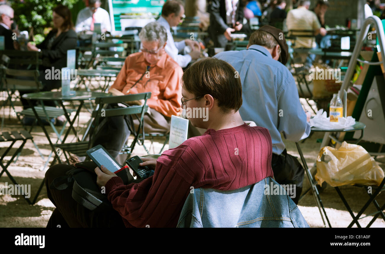 Una legge parkgoer usando un Amazon Kindle in Bryant Park di New York il Mercoledì, Ottobre 5, 2011. (© Richard B. Levine) Foto Stock