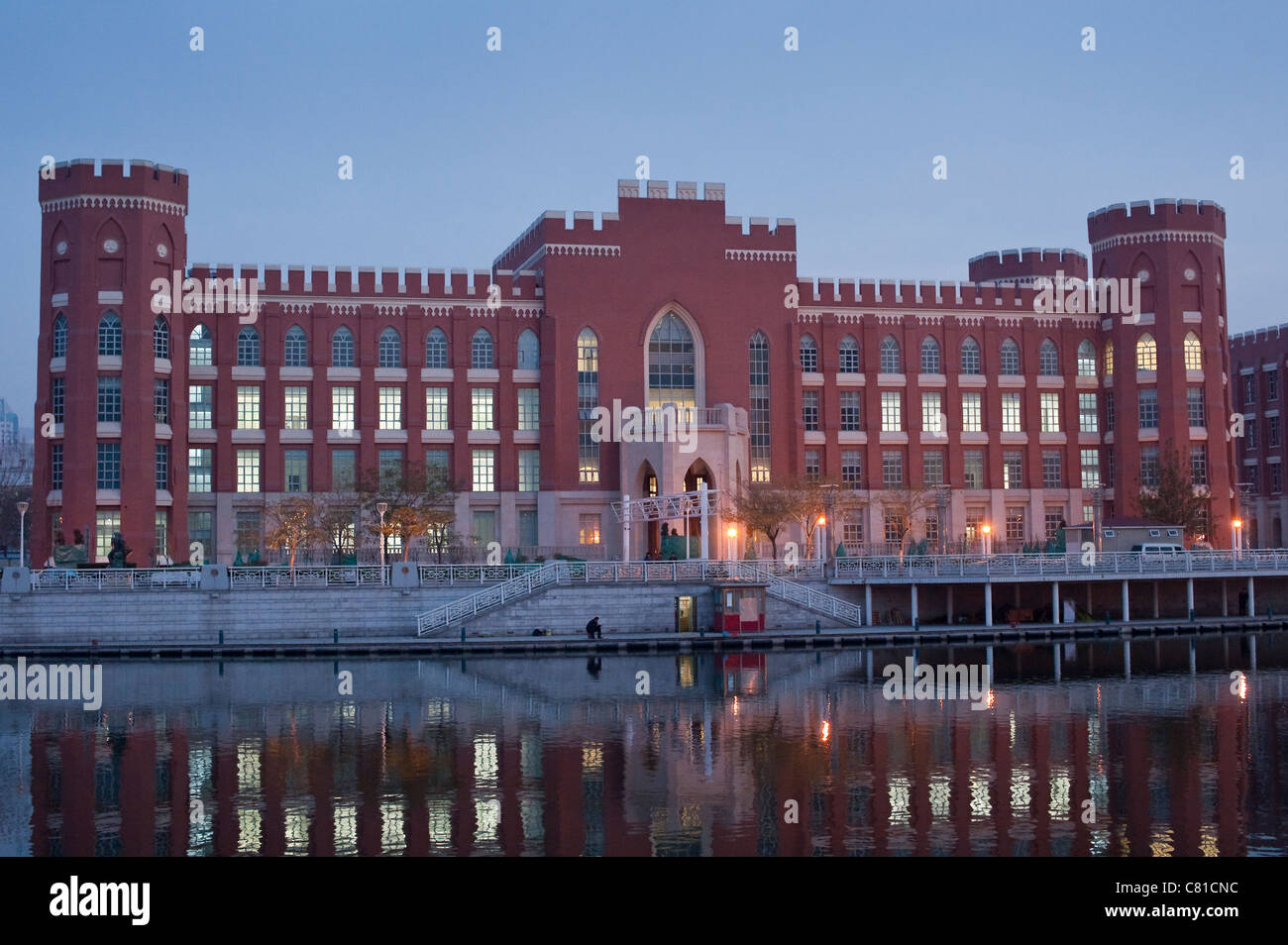 Castello medievale edificio di stile sul fiume Hai di Tianjin, Cina Foto Stock