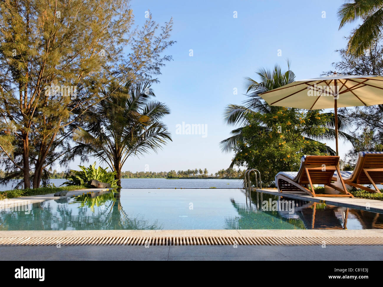Iternity a bordo piscina piscina a laguna verde lago India Kerala, paesaggio orizzontale prodotto copia dello spazio spazio spazio vuoto Foto Stock
