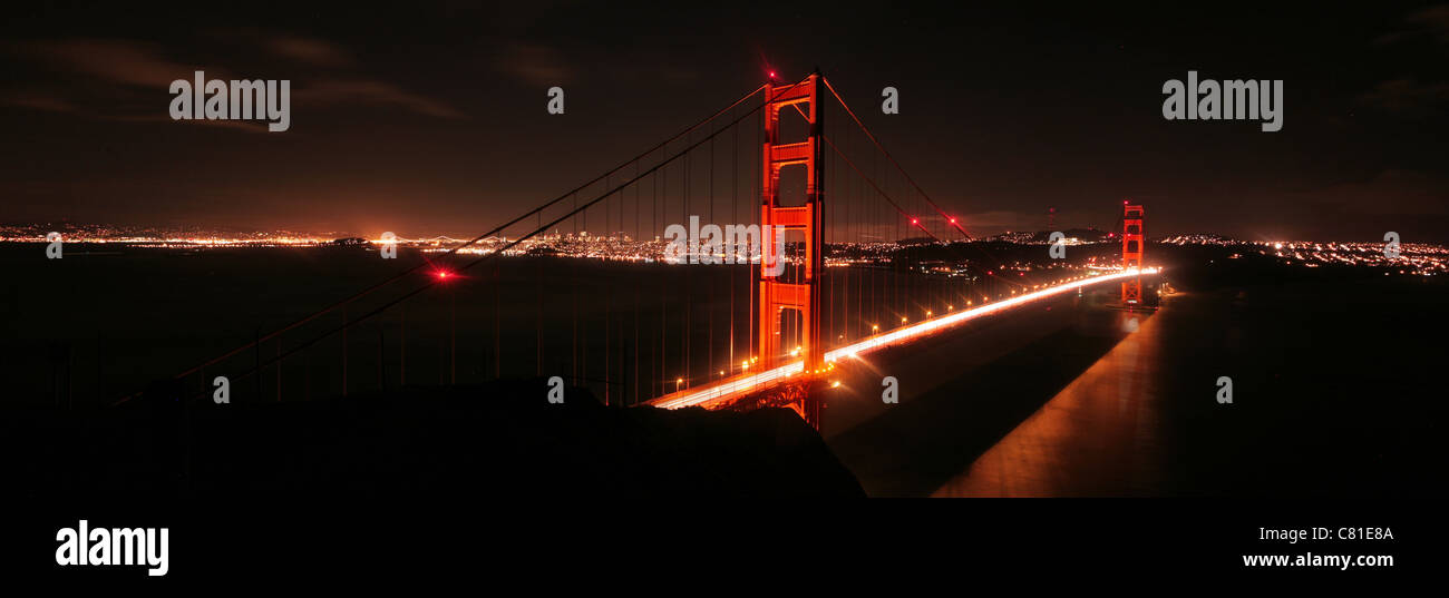 Un panorama del Golden Gate Bridge di notte, a San Francisco, California, Stati Uniti d'America Foto Stock