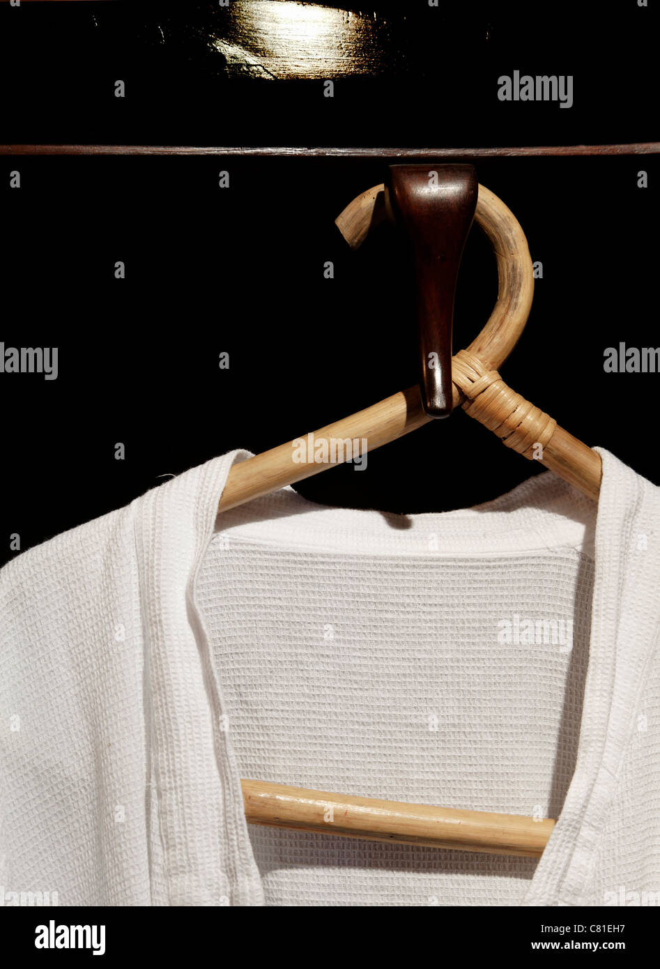Ritratto verticale astratta asciugamani bianco accappatoio bamboo retro scuro appendiabiti armadio spazio copia margine di raccolto spazio vuoto Foto Stock