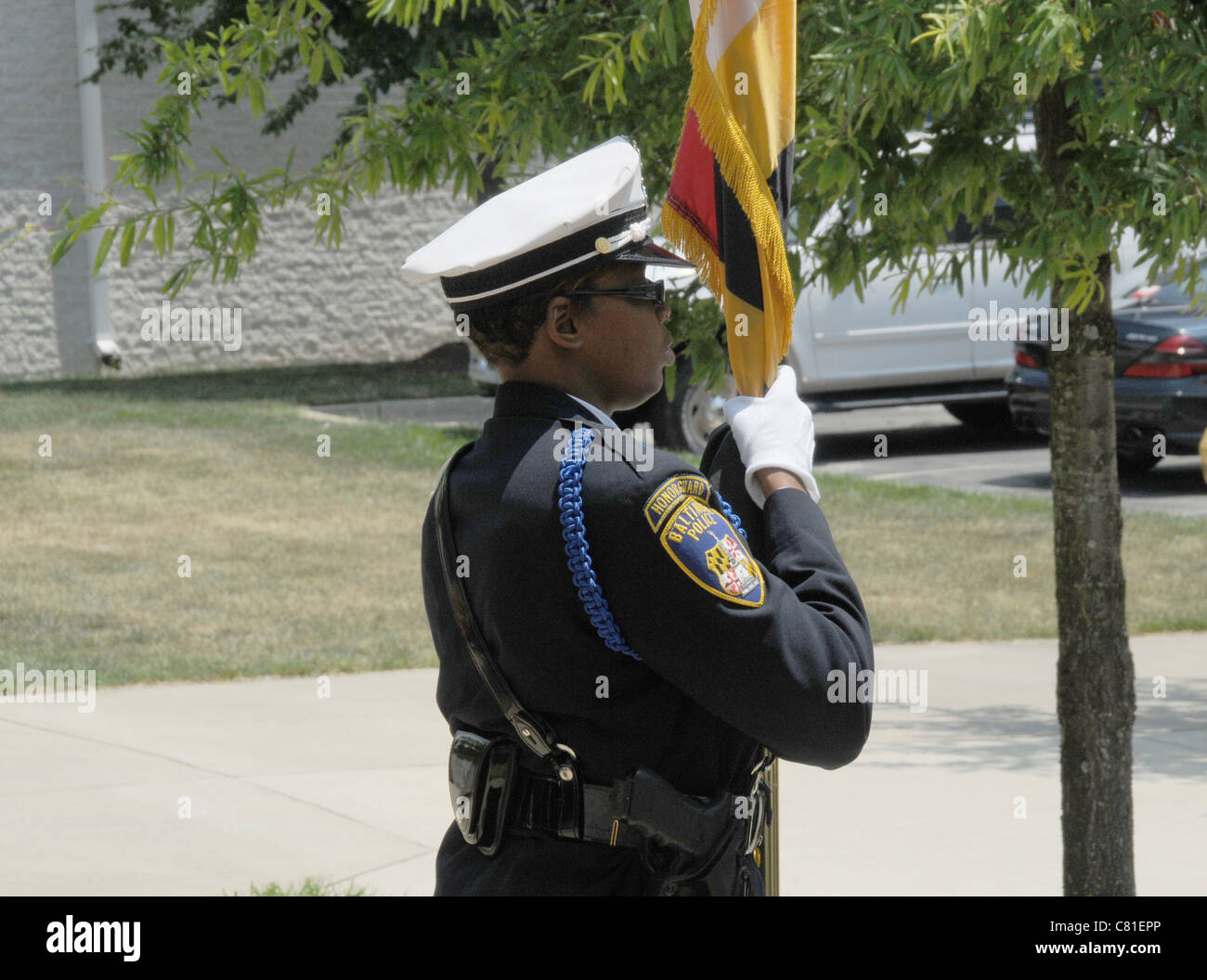 Una città di Baltimora poliziotto si erge a attenzione al funerale di un Maryland Trooper stato ucciso nella linea del dazio Foto Stock