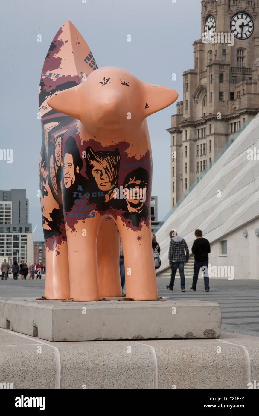 Superlambanana o Lambanana opposta al fegato edifici, Liverpool Waterfront, Merseyside, Regno Unito Foto Stock