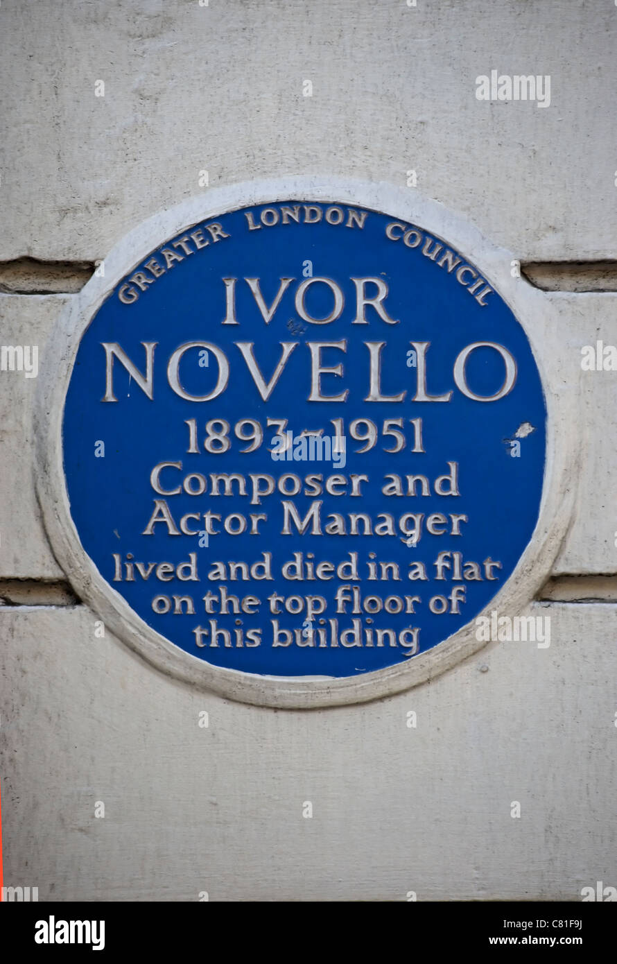 Targa blu segnando una casa del compositore e attore manager Ivor Novello, all'Adelphi Theatre, Londra, Inghilterra Foto Stock