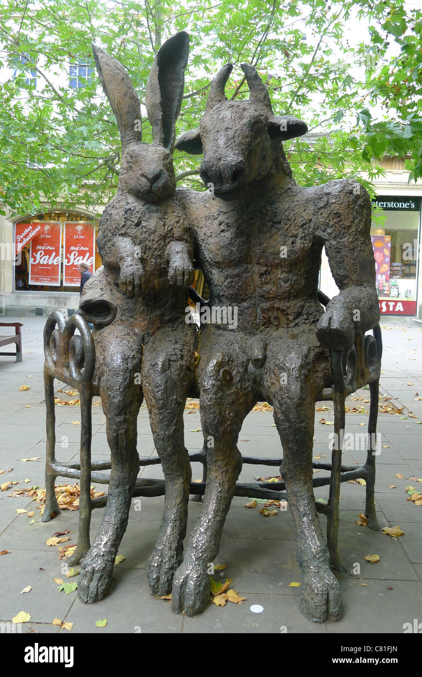 Il Minotauro e la lepre, Sophie Ryder, Cheltenham Foto Stock