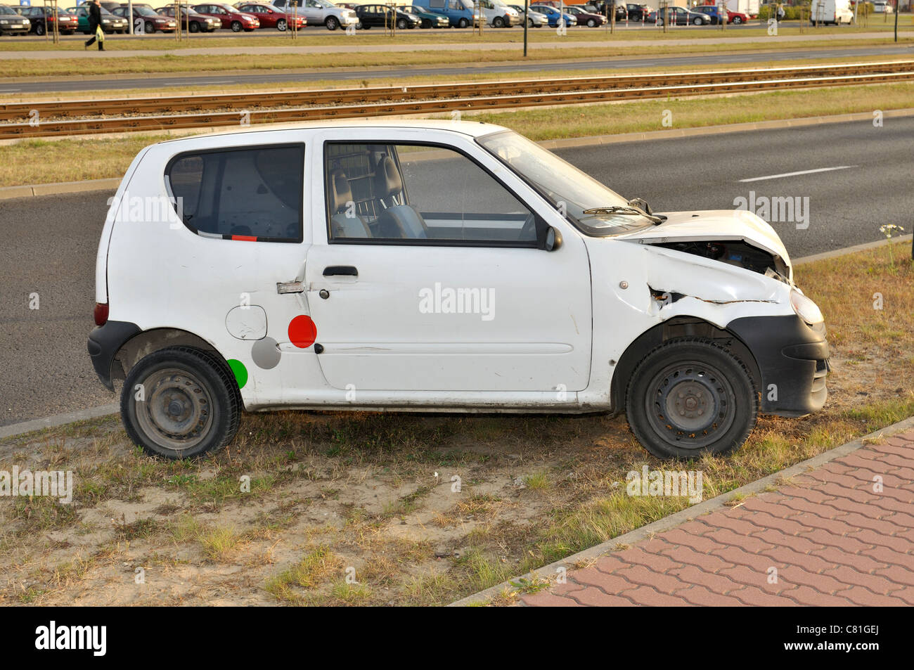 Si è schiantato auto nei pressi di street - Fiat Seicento (600) danneggiato in una collisione del traffico Foto Stock