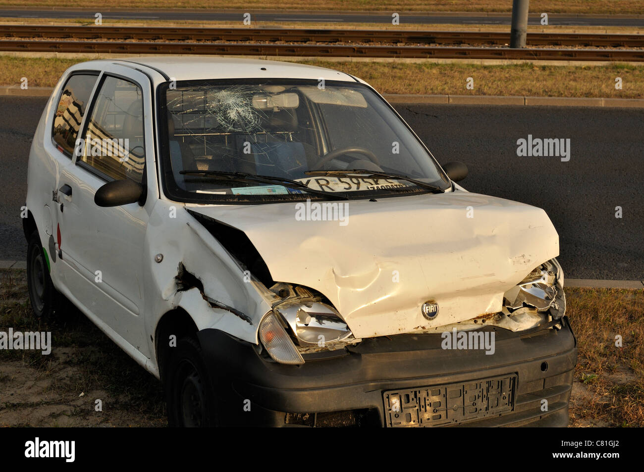 Si è schiantato auto nei pressi di street - Fiat Seicento (600) danneggiato in una collisione del traffico Foto Stock