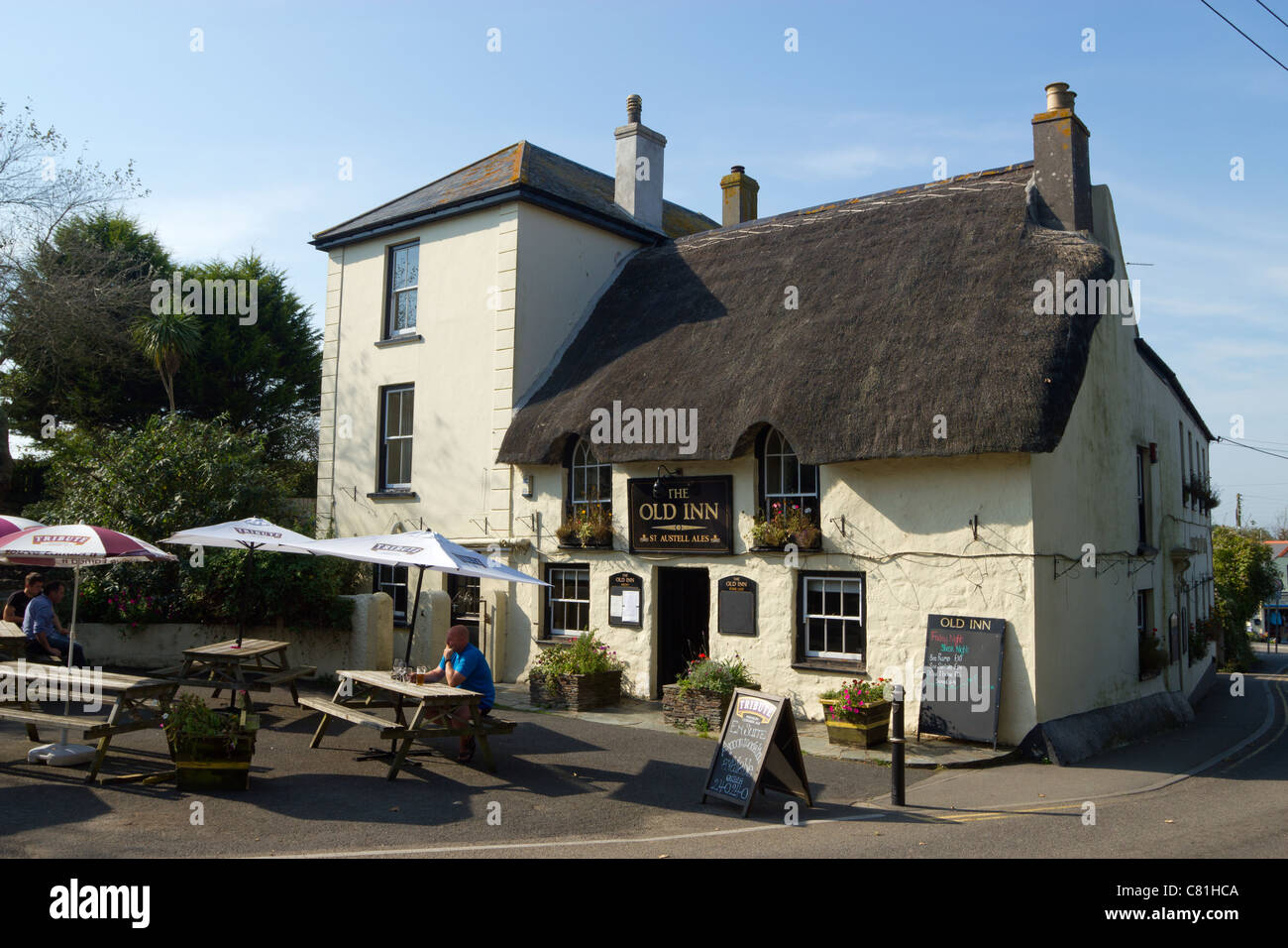 La vecchia locanda, un tradizionale tetto di paglia pub di Mullion, Cornwall Regno Unito. Foto Stock