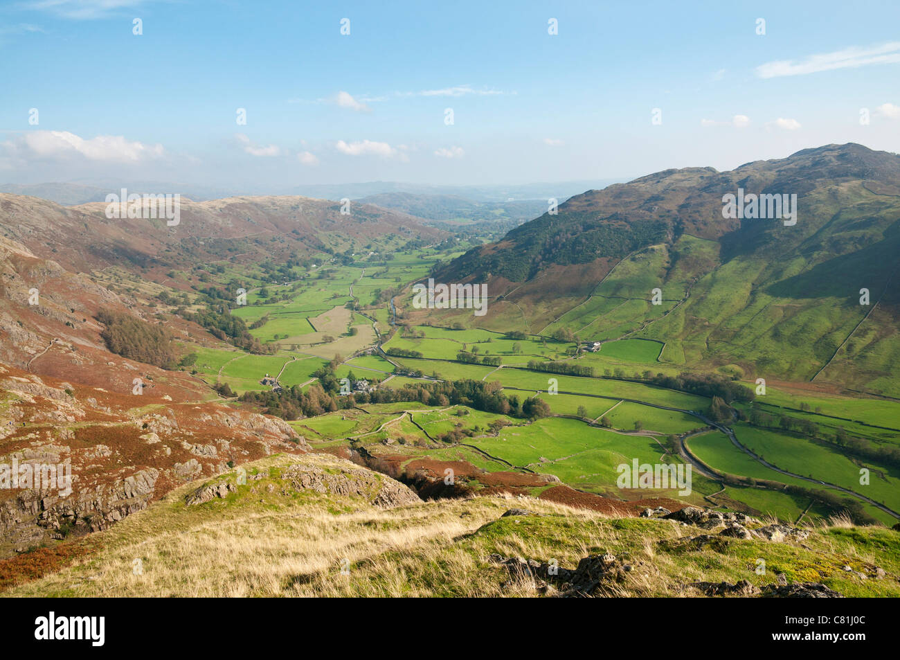 Guardando lungo la Great Langdale Valley nel distretto del lago, Cumbria Regno Unito Foto Stock