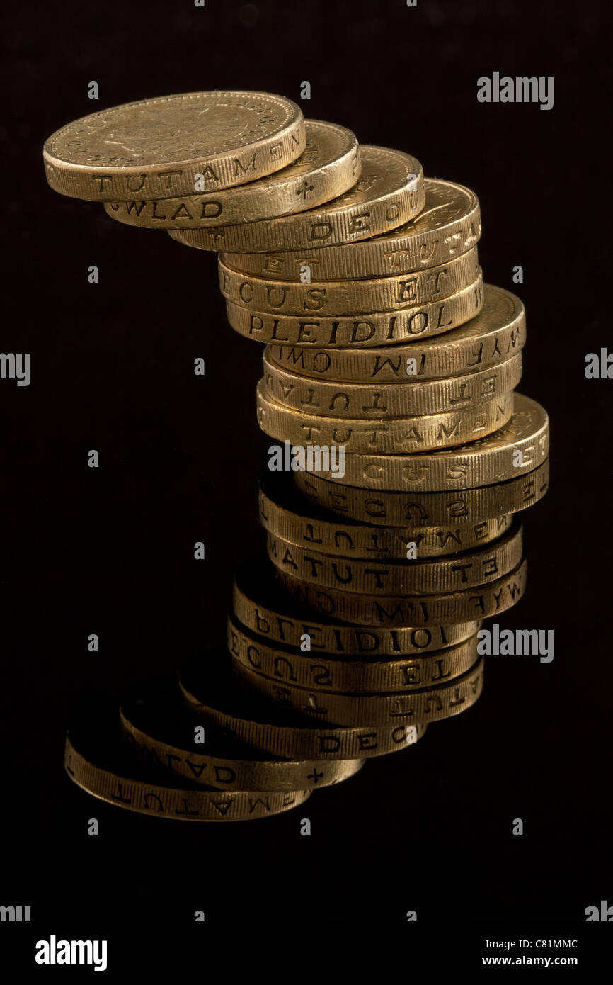 Un mucchio di British pound monete su nero Foto Stock