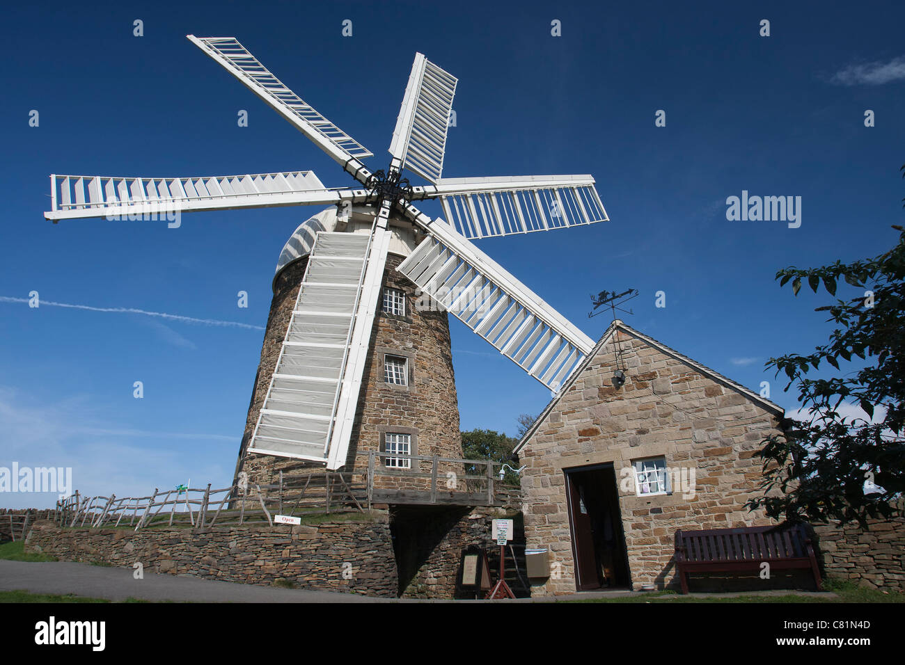 Il mulino a vento di Heage e del centro visitatori, Heage, Derbyshire, in Inghilterra, il lavoro solo sei sail mulino in pietra nel Regno Unito Foto Stock