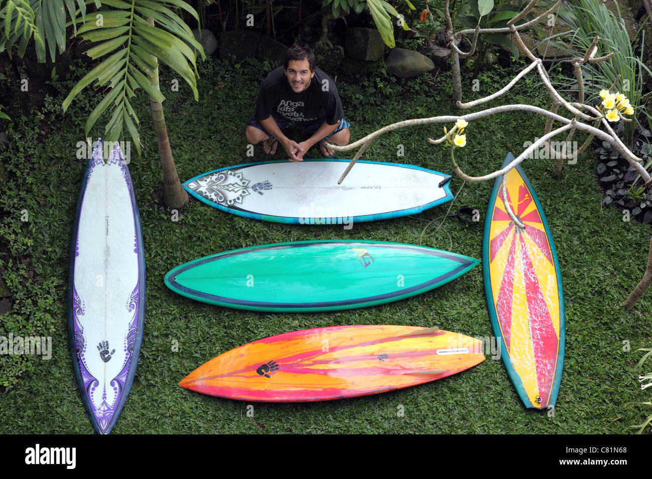 Il brasiliano surfboard shaper ed il suo vivace creazioni in Ubud, Bali, Indonesia. Foto Stock