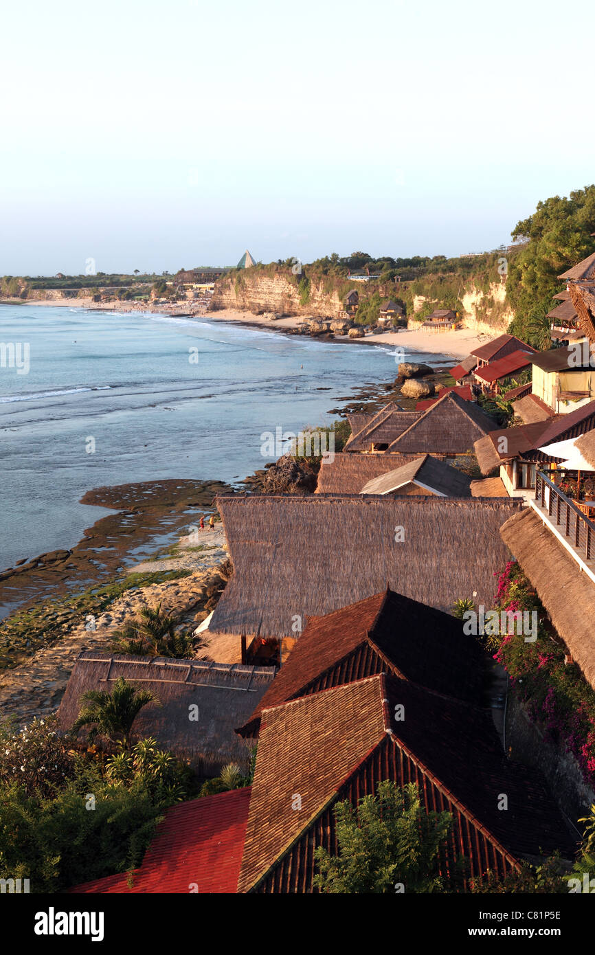 Surfer tourist waterfront alloggio. Bingin Beach, Bukit Peninsula, Bali, Indonesia, Asia sud-orientale, Asia Foto Stock