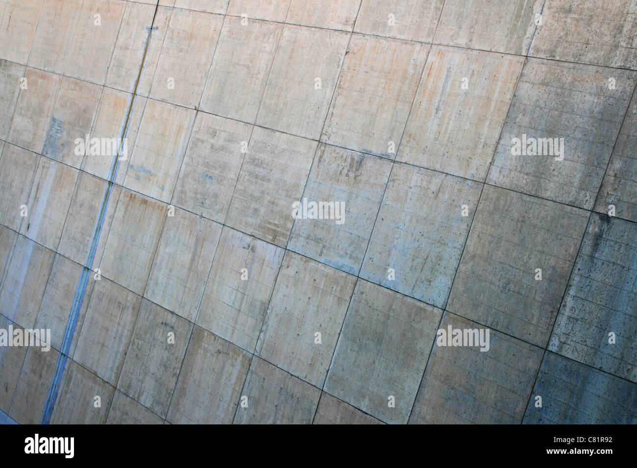 Massiccio muro di cemento sul lato della Diga di Hoover stramazzo Foto Stock