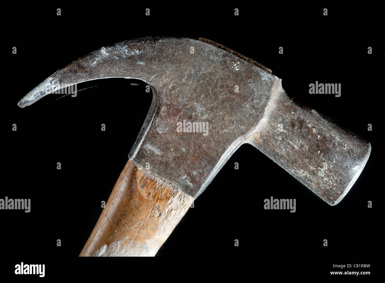 Chiusura del martello da carpentiere su sfondo nero Foto Stock