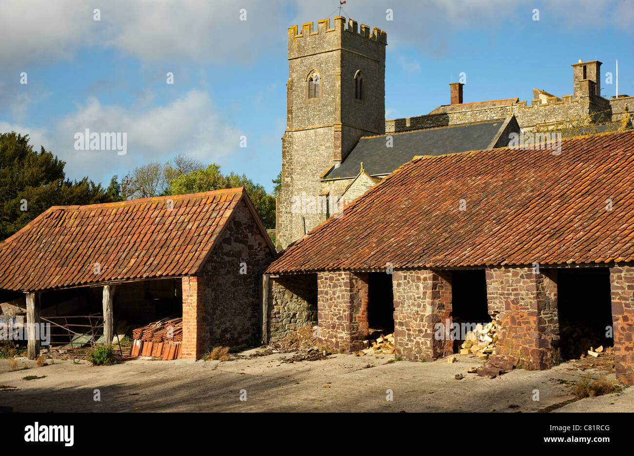 La chiesa e gli edifici di fattoria nel villaggio di East Quantoxhead in Somerset Foto Stock