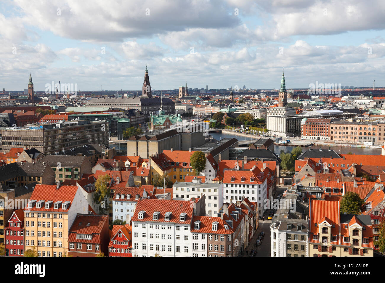 Veduta aerea sui tetti della capitale interna di Copenhagen e del quartiere governativo e finanziario. Edificio Del Parlamento Del Castello Di Christiansborg. Foto Stock