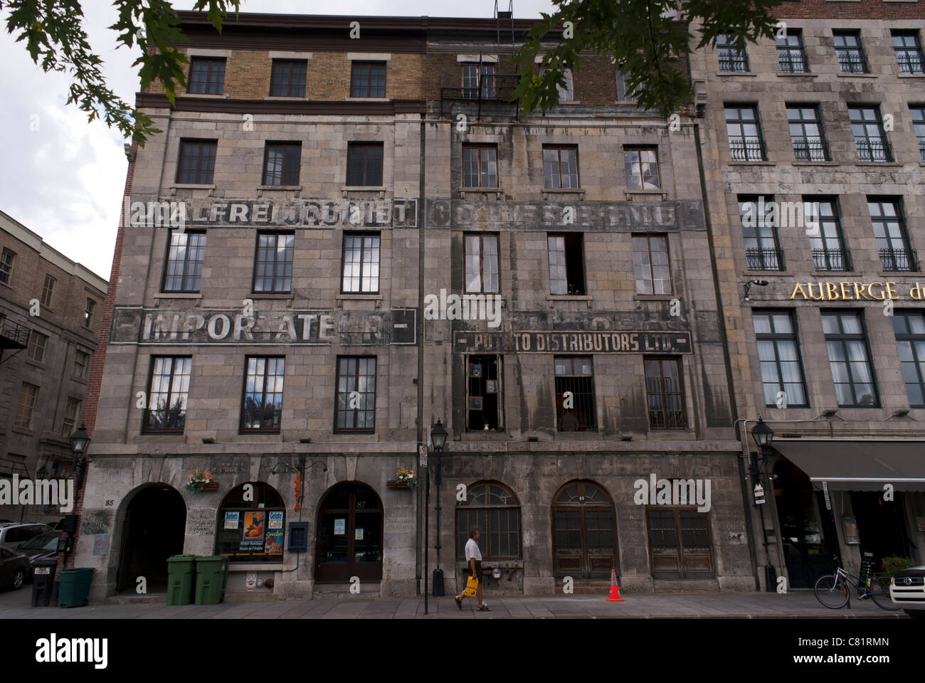 Vecchi magazzini di Rue de la commune street nel vecchio porto di Montreal. Foto Stock