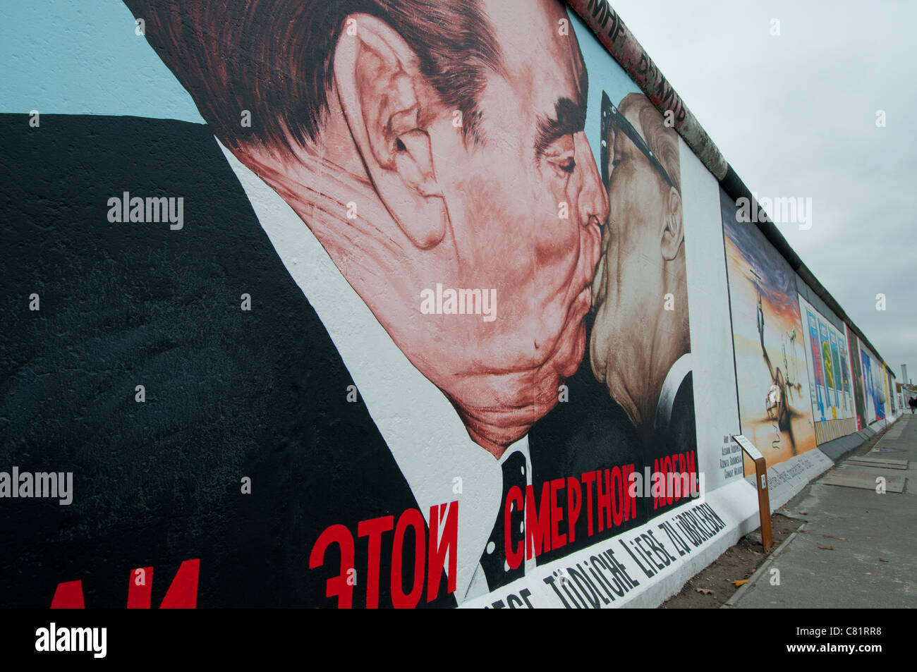 Immagine iconica sul tratto superstite del muro di Berlino che mostra presidente sovietico Leonid Brezhnev baciare il leader della DDR Erich Honecker Foto Stock